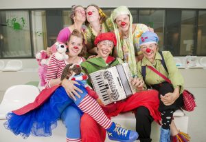 Psychologisch geschulte Klinikclowns - finanziert von der Olgäle-Stiftung