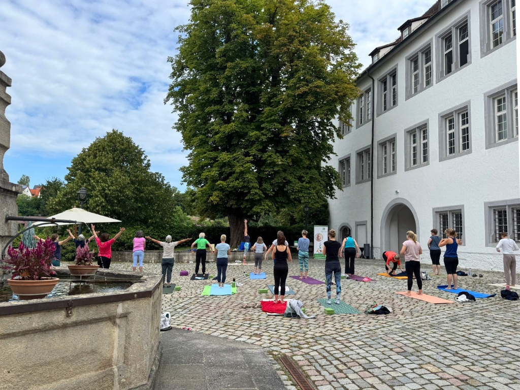 Yoga-Aktion im Innenhof Schloss Waldenbuch