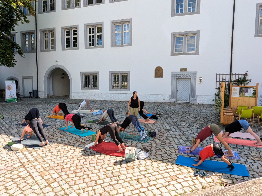 Yoga-Aktion im Innenhof Schloss Waldenbuch