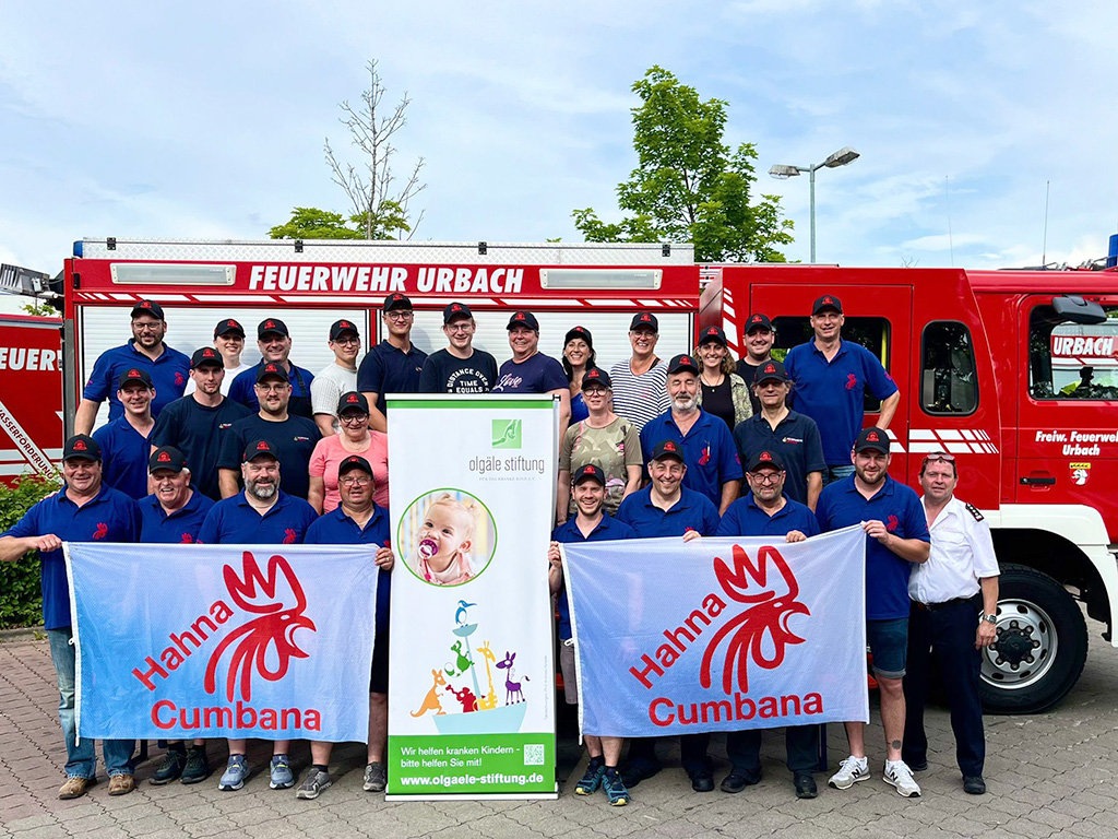 Hahna Cumpana Mitglieder vor einem Feuerwehrfahrzeug