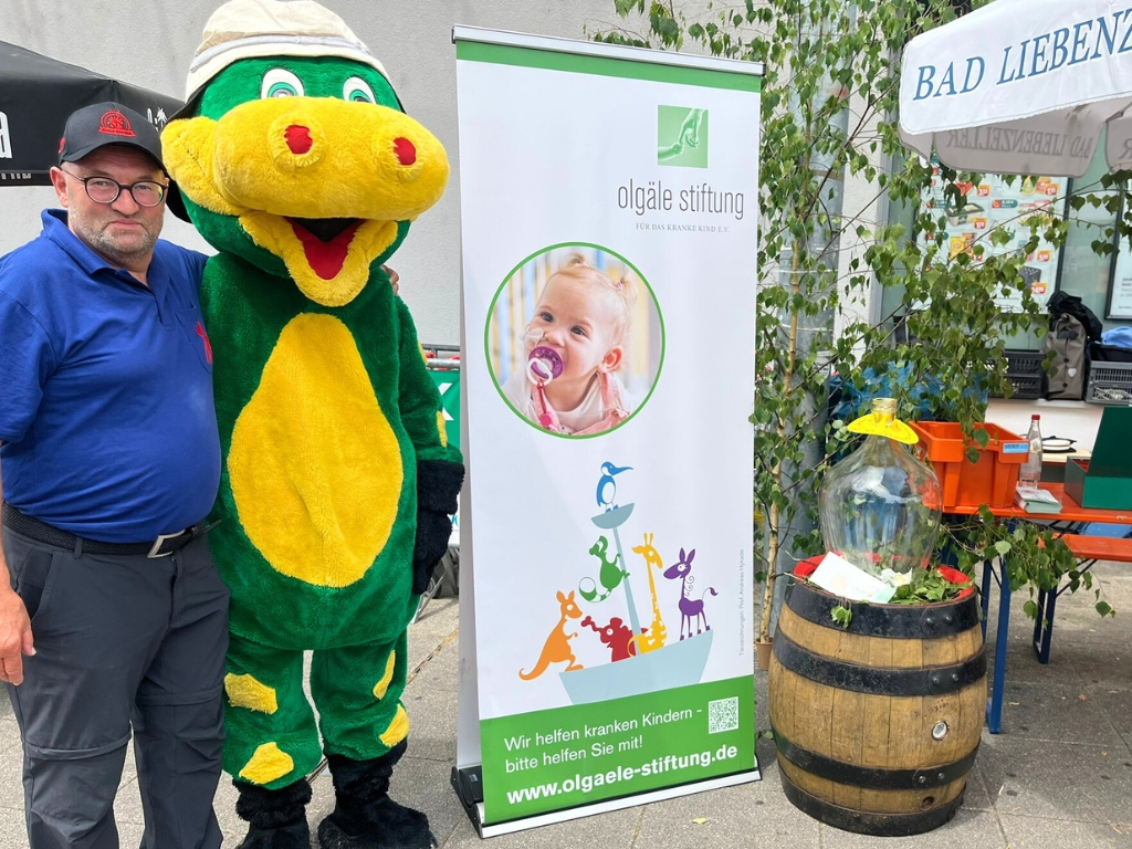 Thomas Härer von Hahna Cumpana und Maskottchen Krokodil Krisu