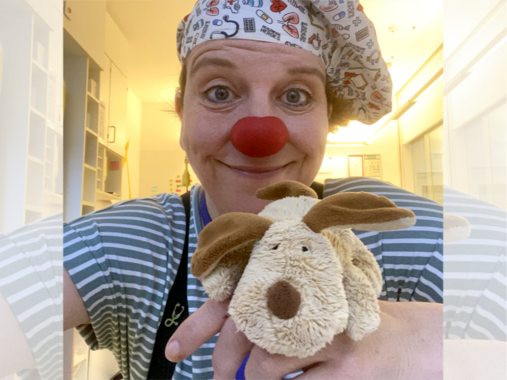 Klinikclown Bubu und ihr Stoffhündchen Bello