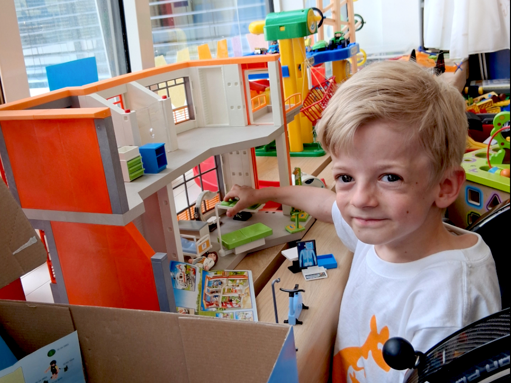 Philipp Kienzle mit Playmobil Spielzeugklinik