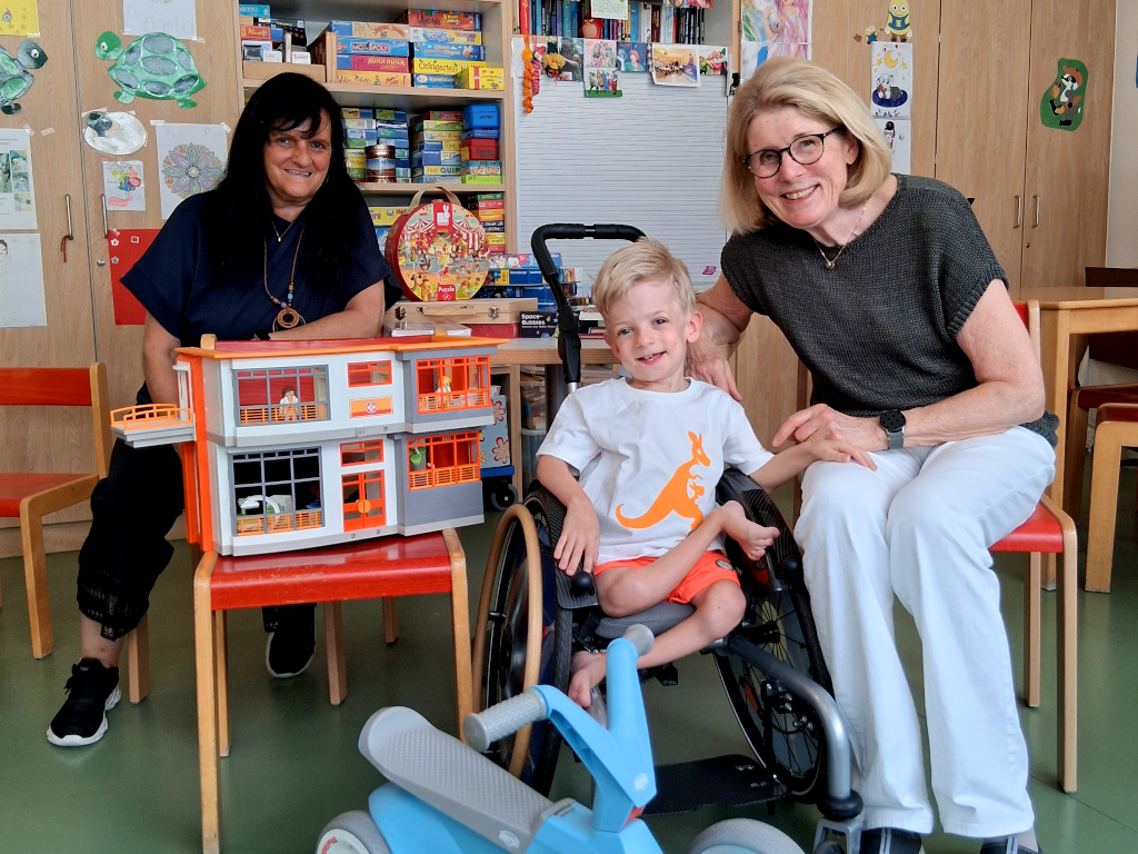 Philipp Kienzle mit Frau Dr. Stefanie Schuster im Spielzimmer des Olgäles