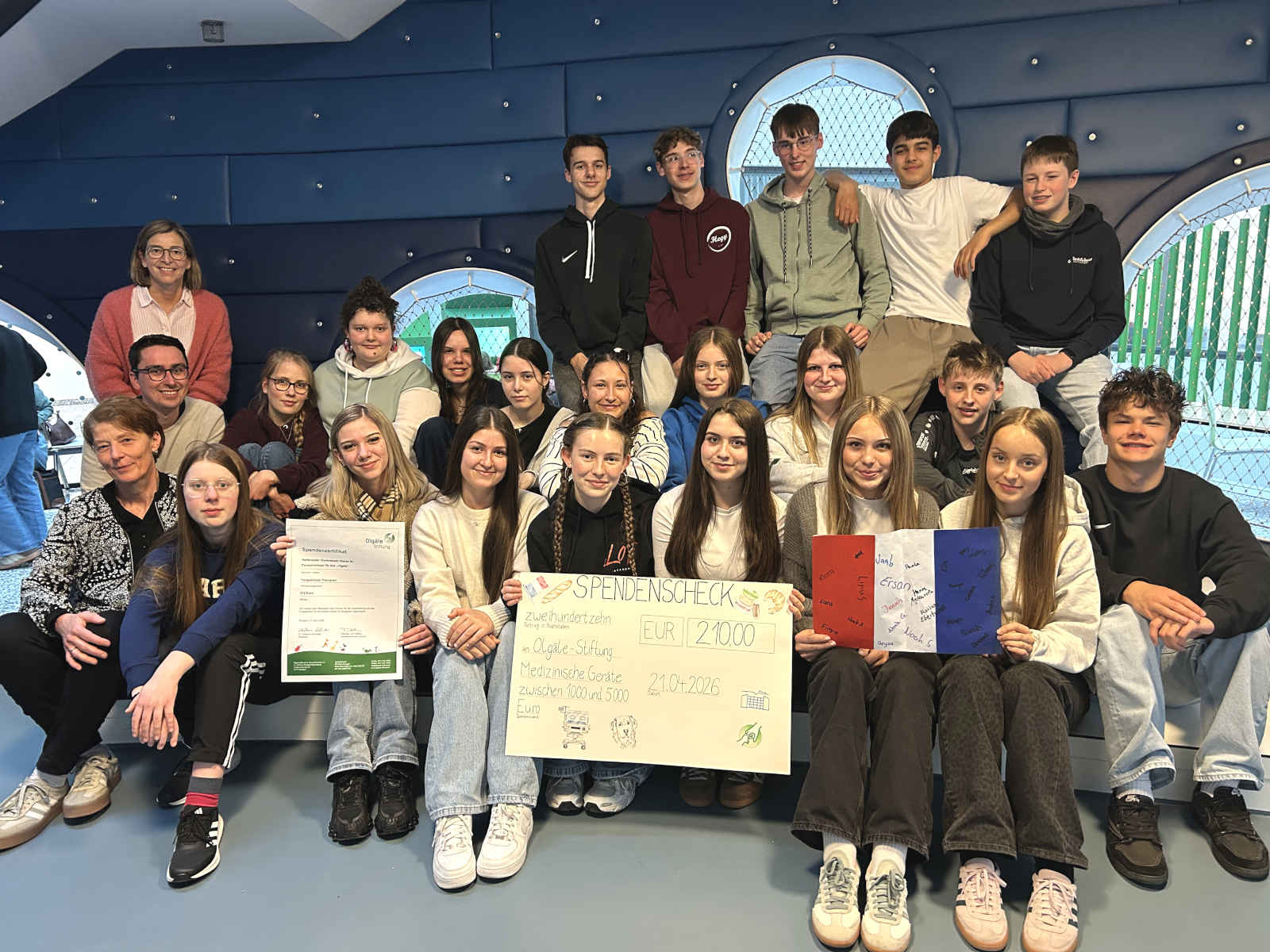 Gruppenfoto der Schüler des Helfensteingymnasiums mit Spendenscheck