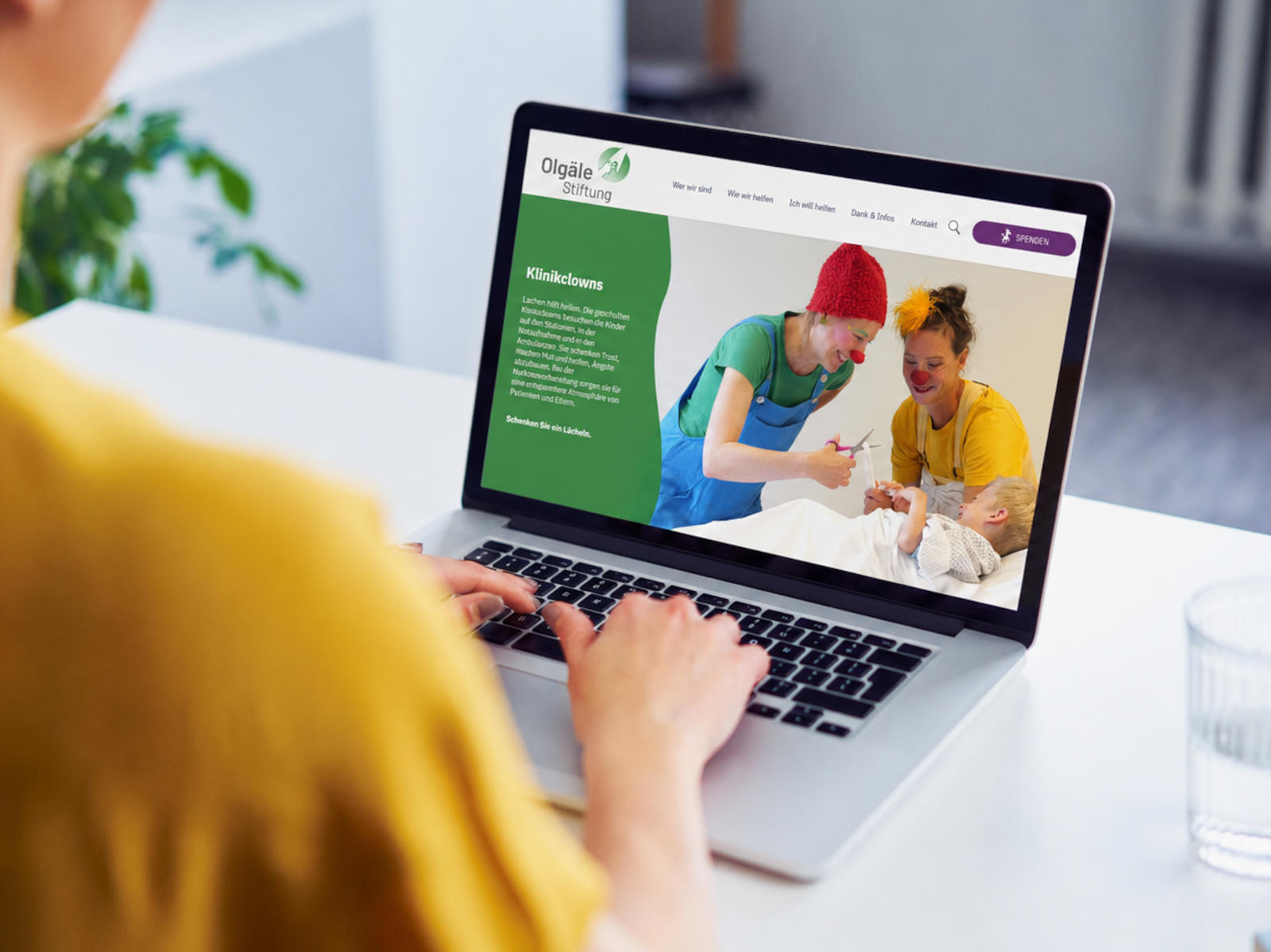 Blick auf ein Laptop, auf dessen Screen die Homepage der Olgäle-Stiftung zu sehen ist