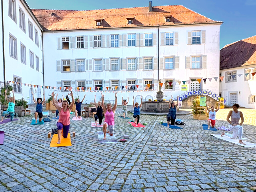 Charity-Yoga im Schloss Waldenbuch zugunsten der Klinikclowns