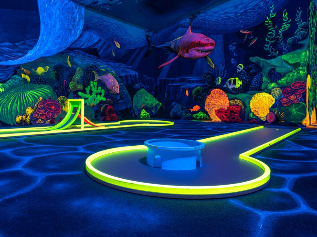 Leuchtendes Minigolf-Erlebnis für psychisch kranke Kinder
