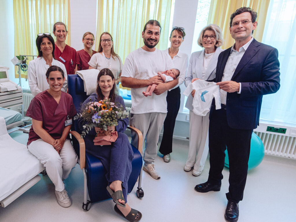 Gruppenfoto mit Prof. Jan Steffen Jürgensen, Dr. med. Stefanie Schuster, Susanne Dieterich, Amira mit ihren Eltern, Anina Sieglin, Hebammen Leitungsteam, Dr. Loredana Delle Chiaie