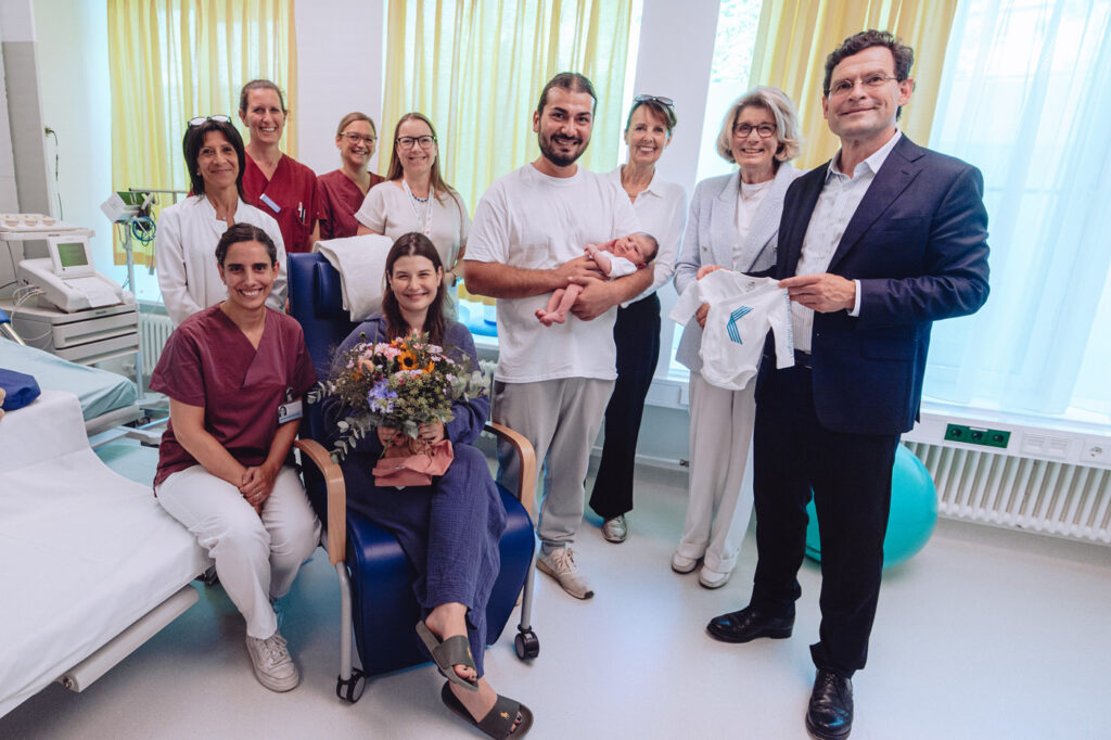 Gruppenfoto mit Prof. Jan Steffen Jürgensen, Dr. med. Stefanie Schuster, Susanne Dieterich, Amira mit ihren Eltern, Anina Sieglin, Hebammen Leitungsteam, Dr. Loredana Delle Chiaie