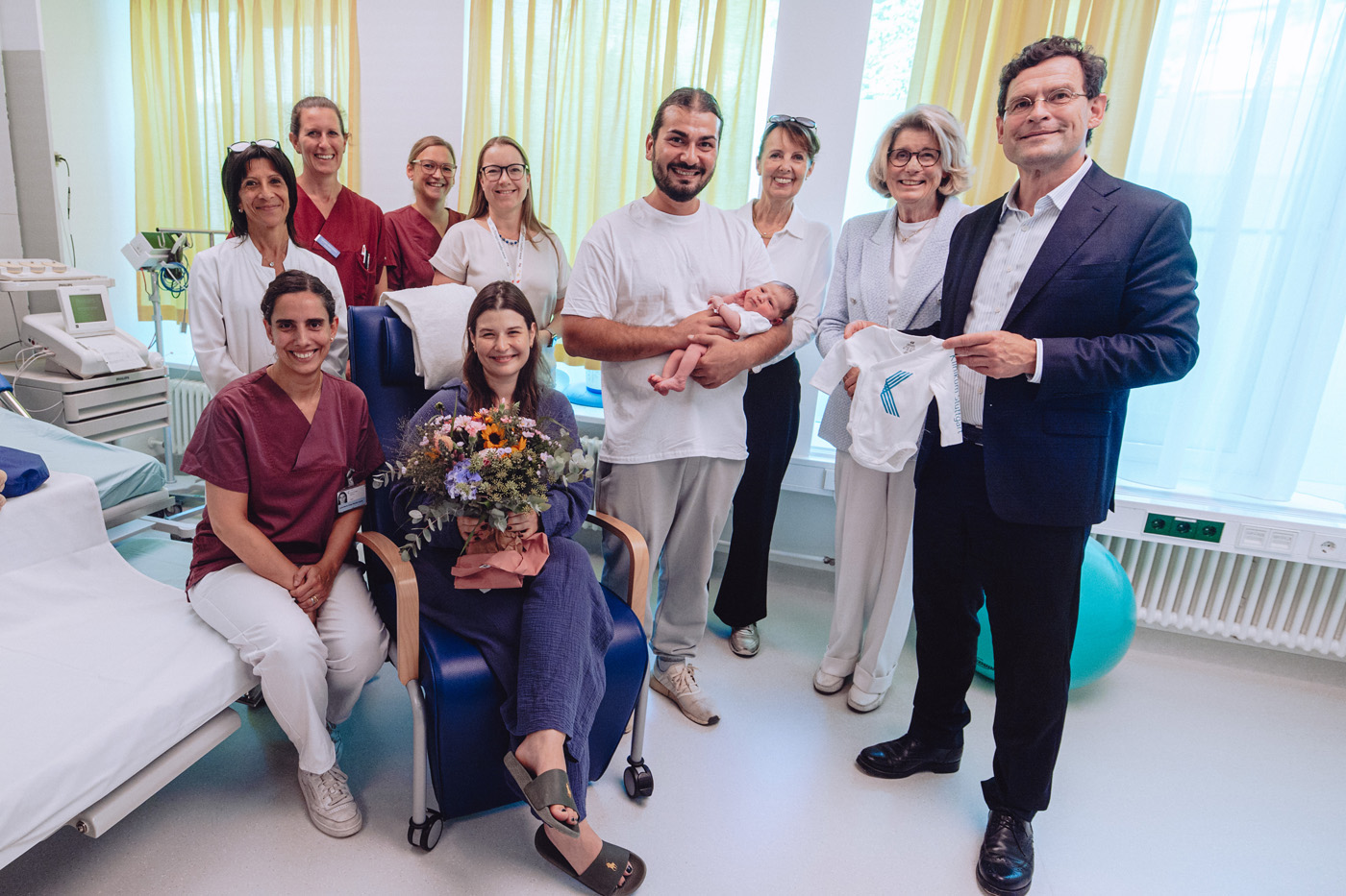 Gruppenfoto mit Prof. Jan Steffen Jürgensen, Dr. med. Stefanie Schuster, Susanne Dieterich, Amira mit ihren Eltern, Anina Sieglin, Hebammen Leitungsteam, Dr. Loredana Delle Chiaie