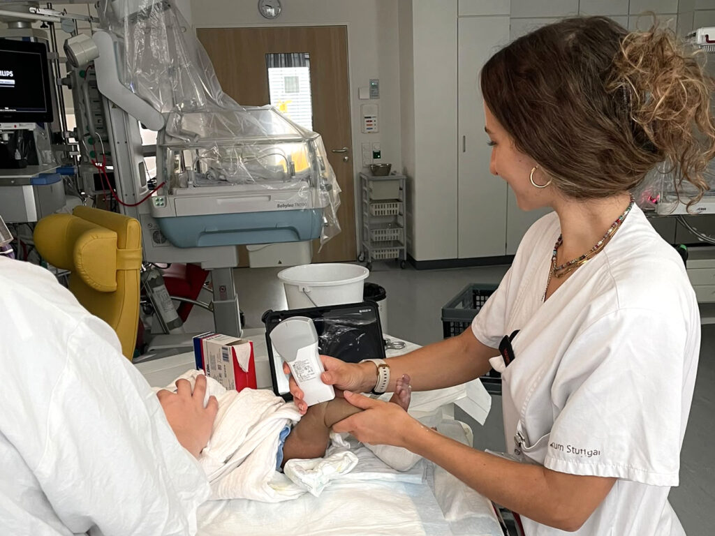 Tragbares Ultraschallgerät für die kleinen Patienten im Olgahospital